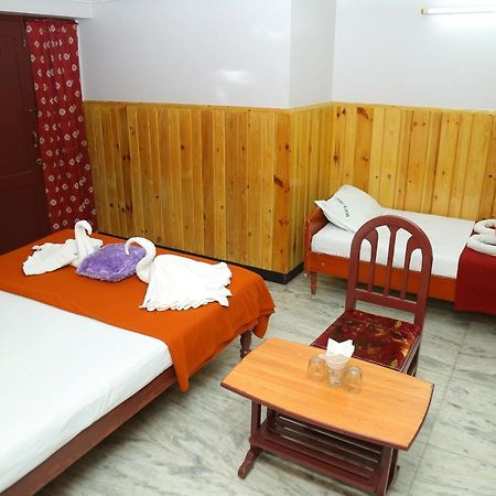 Hotel Nandha Карайкал Екстериор снимка