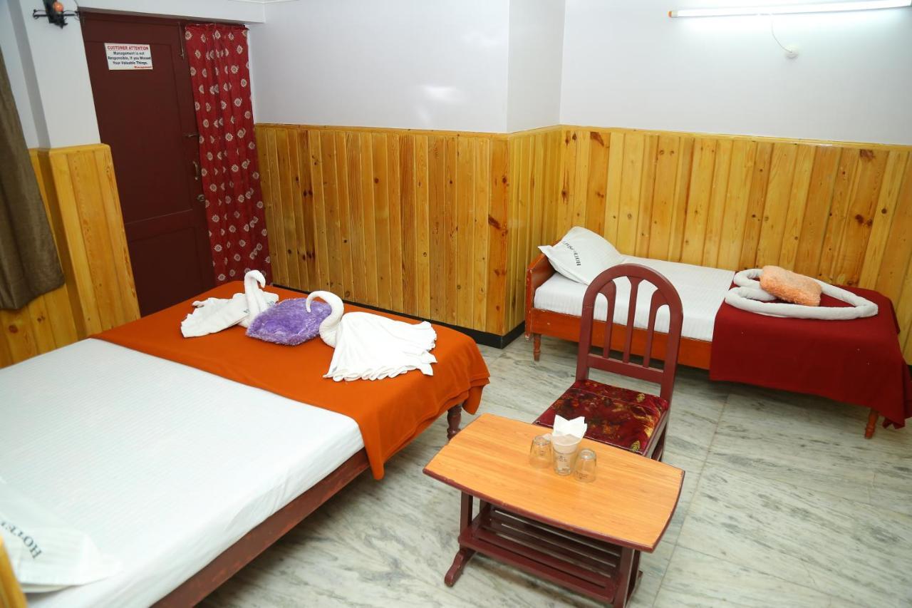 Hotel Nandha Карайкал Екстериор снимка
