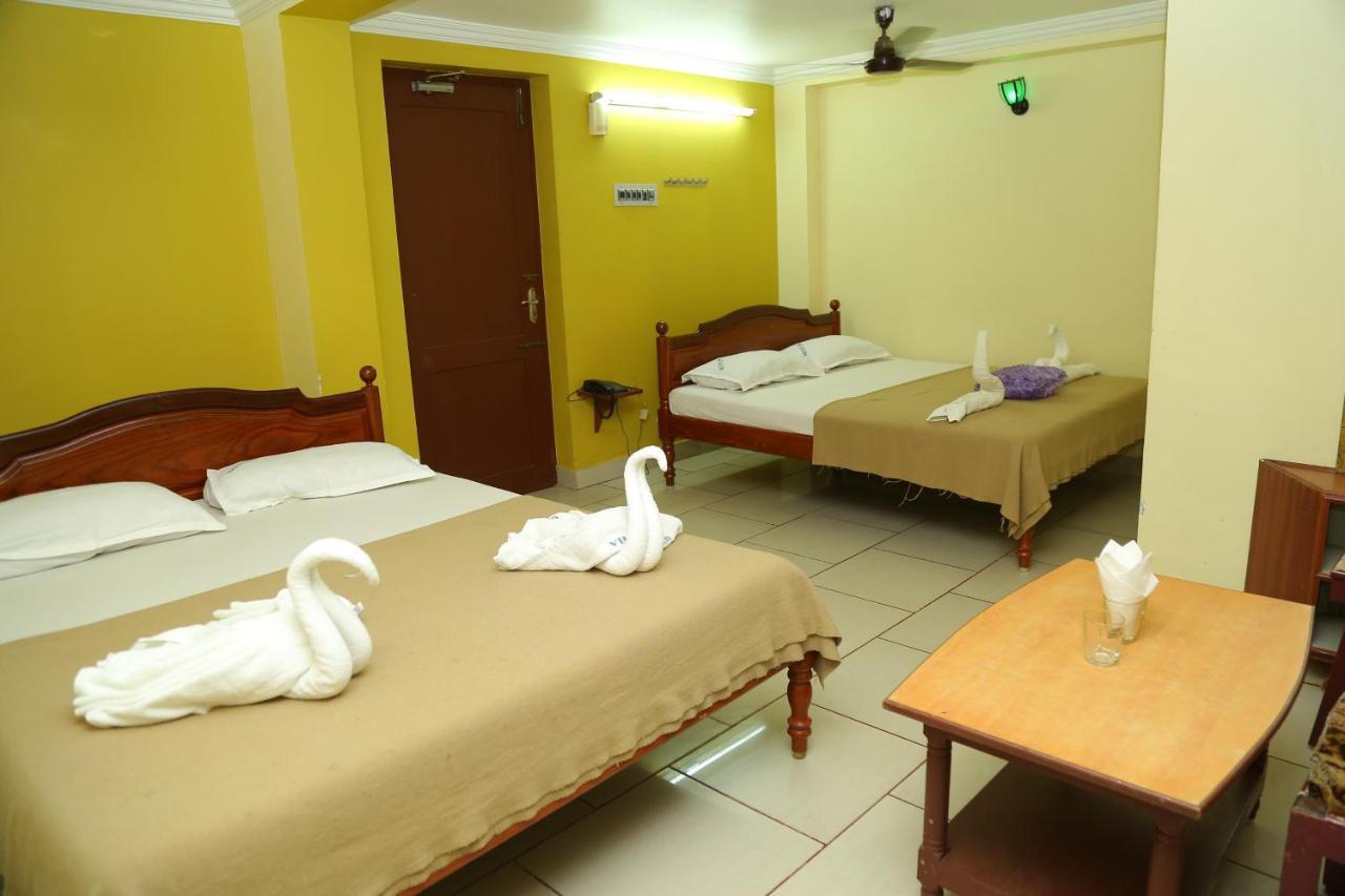 Hotel Nandha Карайкал Екстериор снимка