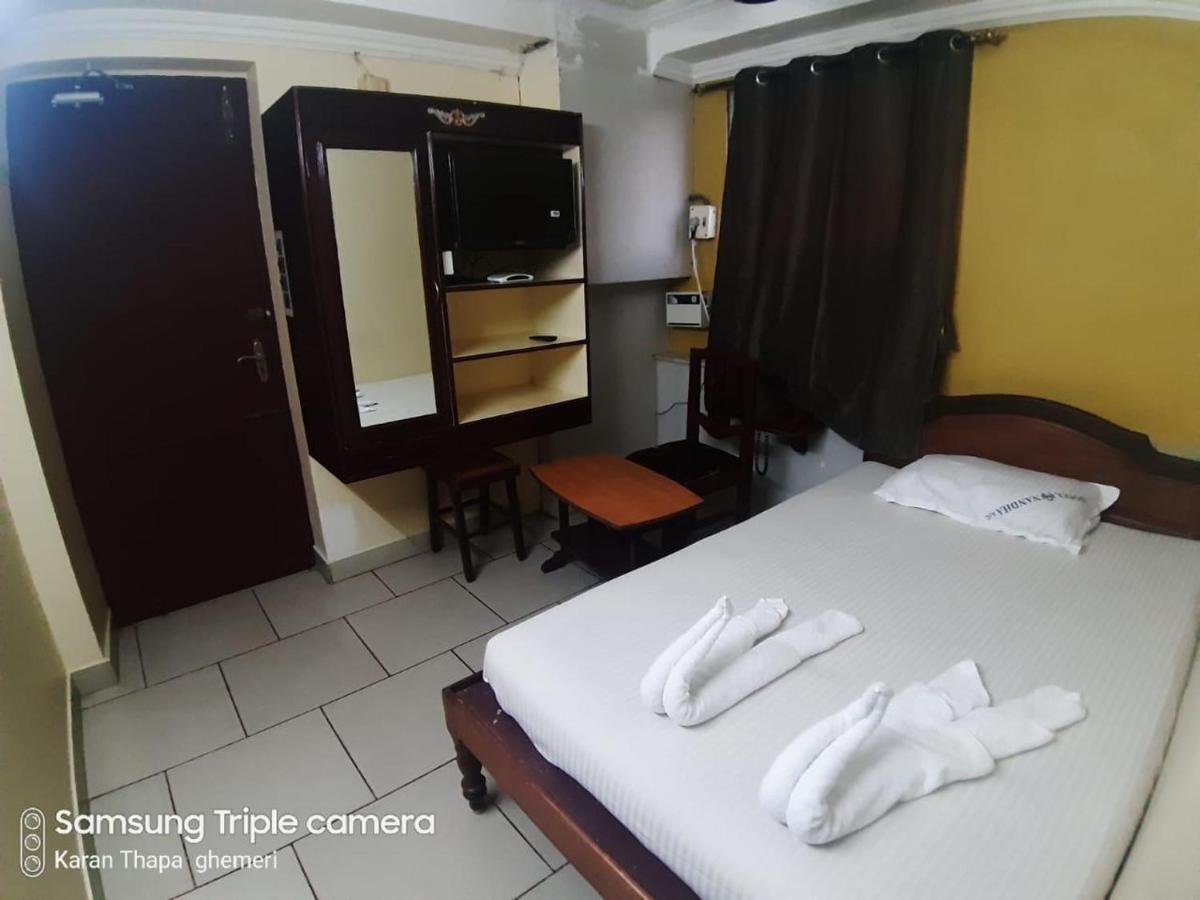 Hotel Nandha Карайкал Екстериор снимка