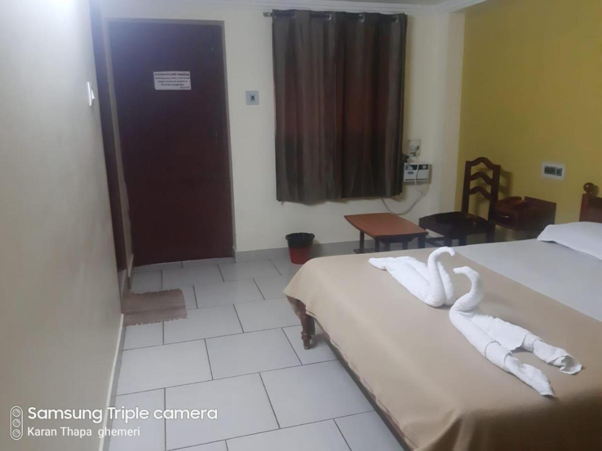 Hotel Nandha Карайкал Екстериор снимка