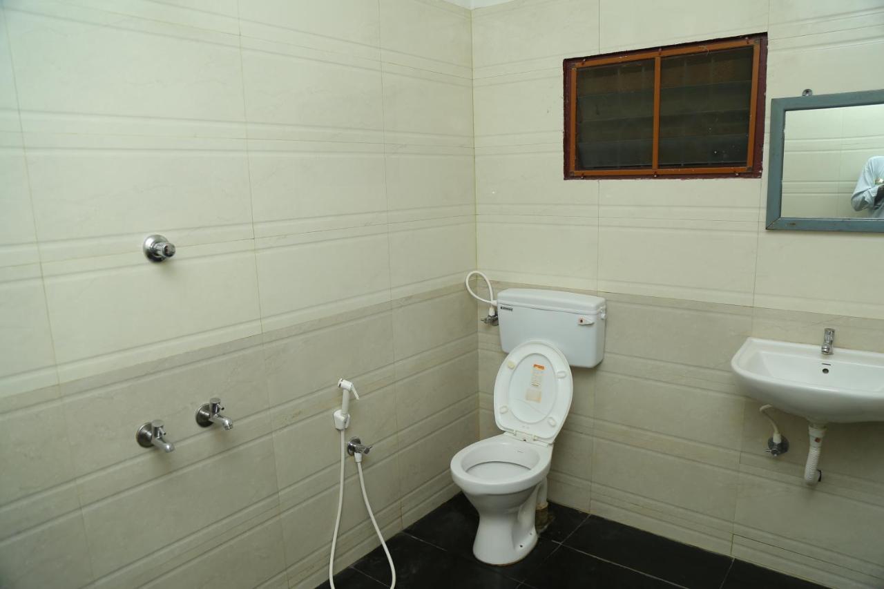 Hotel Nandha Карайкал Екстериор снимка